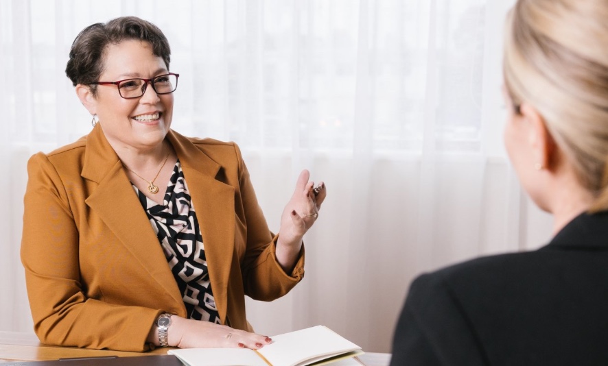 Cindy Schwartz coaching a client